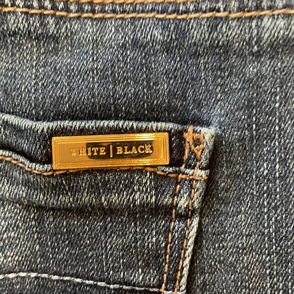 White House / Black Market Walking Short - Picture 7 of 8